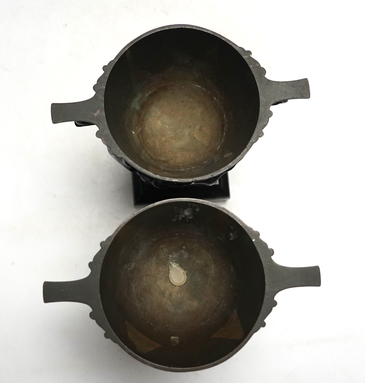 After the Antique, a pair of late 19th century bronze skyphos vessels on polished slate bases, 22cm